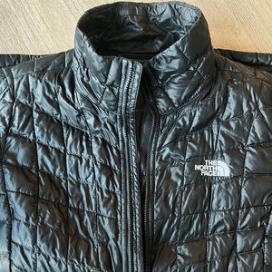 North face light weight, quilted woman’s coat. Small, black Excellent condition